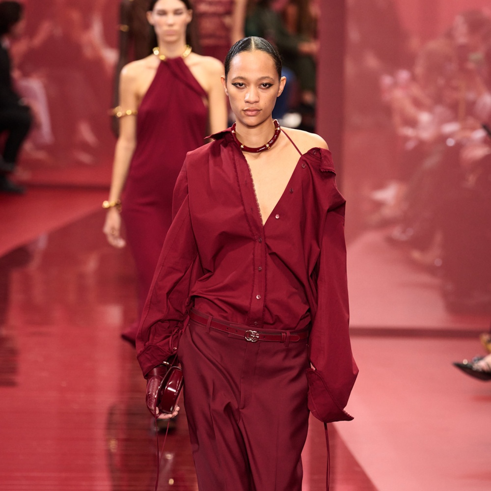 لون البوردو من عروض صيف 2025 تصميم دار Gucci