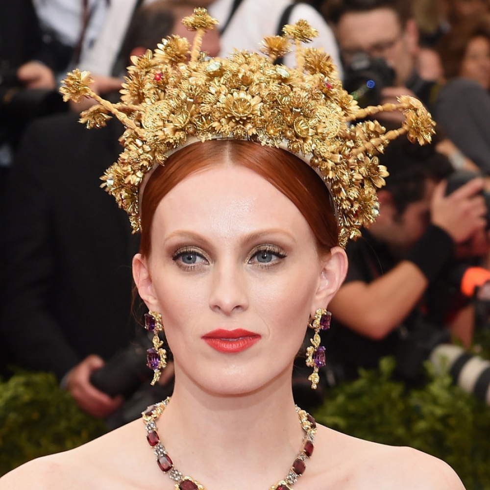 تسريحات شعر وأكسسوارات مميزة محفورة في ذاكرتنا في حفل Met Gala عبر السنوات