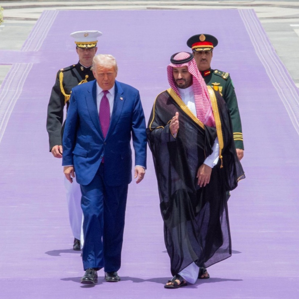 رسالة ثقافية بارزة بدلالات كبيرة خلال استقبال سمو ولي العهد للرئيس ترامب في الديوان الملكي بقصر اليمامة