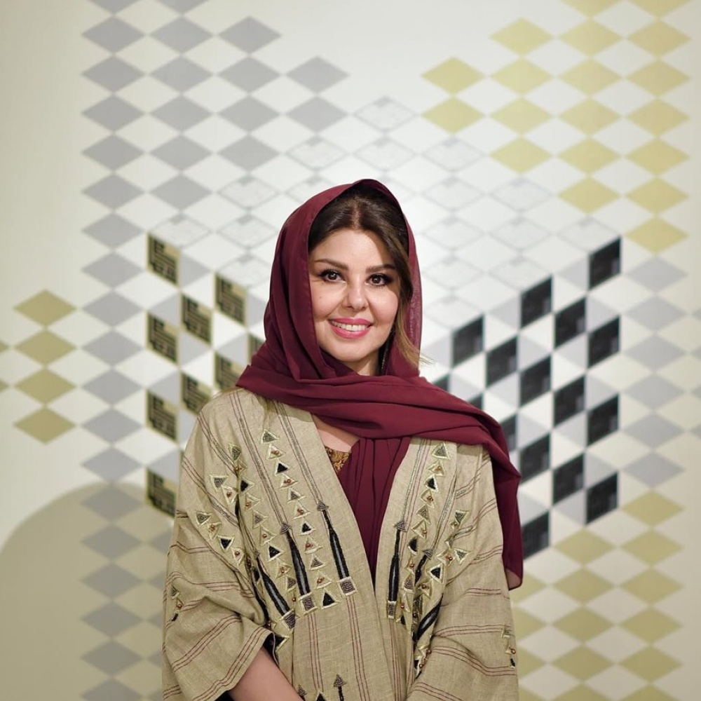 طاولة القمة الخليجية الأمريكية بتوقيع لولوة الحمود.. تصميم أنيق يعكس أصالة الهوية السعودية