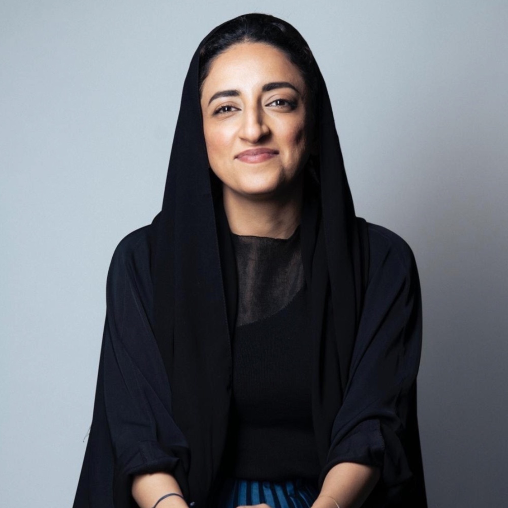 خاص لـ"هي": الفنانة السعودية إلهام الحتان الدوسري... حين يصبح الفن مرآة للهوية وذاكرة للمجتمع