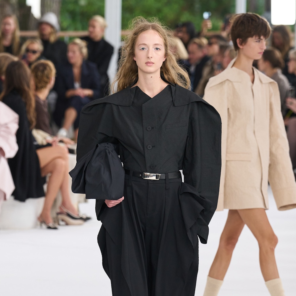 بناطيل رجل الفيل واسعة الساق من issey Miyake