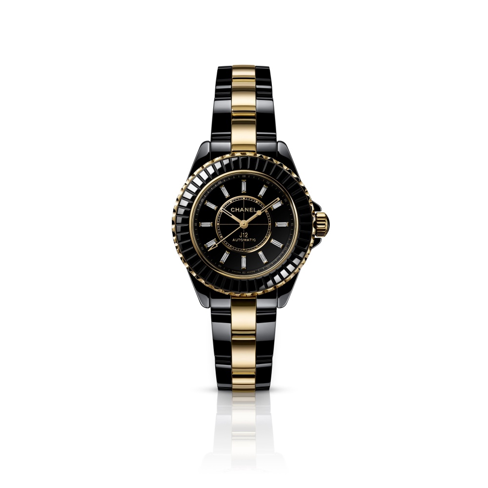 أناقة رياضية متقنة في ساعة CHANEL J12 من الذهب والسيراميك
