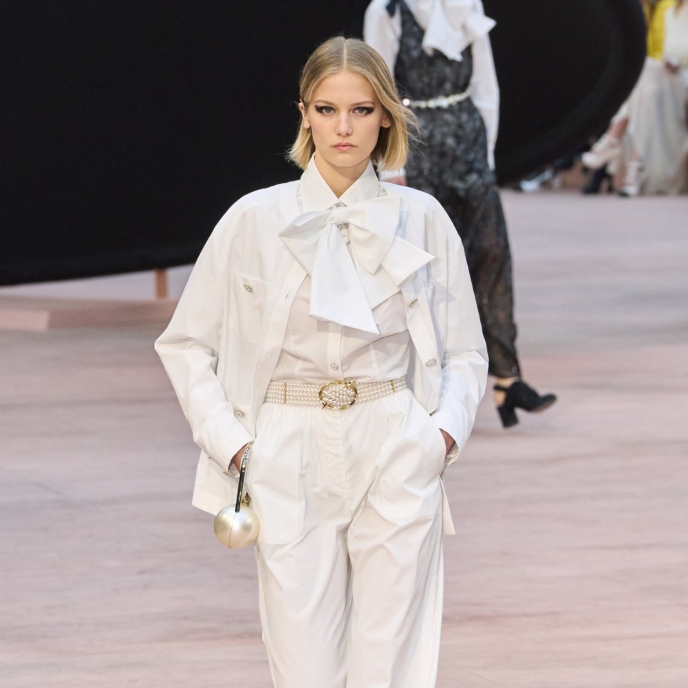 إطلالة باللون الأبيض أنيقة من Chanel خريف شتاء 2025