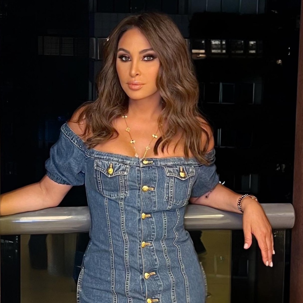 إليسا تتألق بإطلالة شبابية ساحرة ومجوهرات عصرية