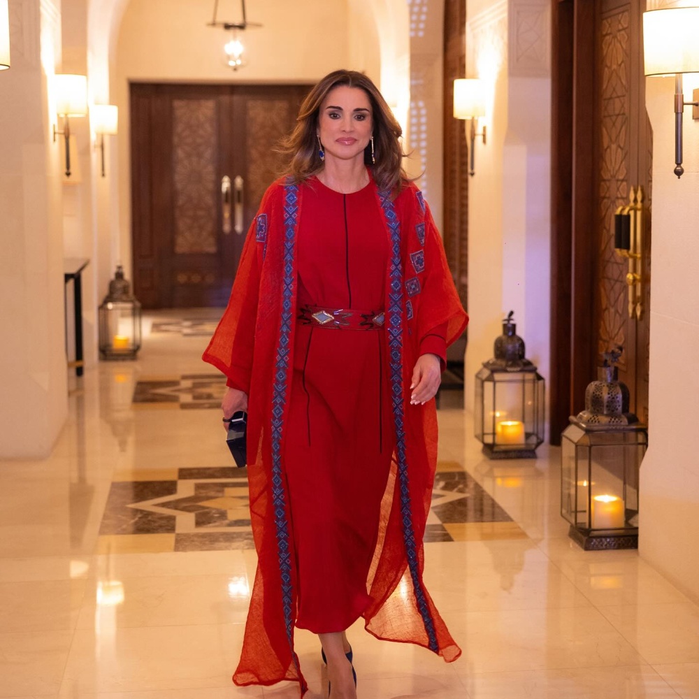 الملكة رانيا صاحبة أناقة ملكية تُلهم عائلتها فن اختيار المجوهرات
