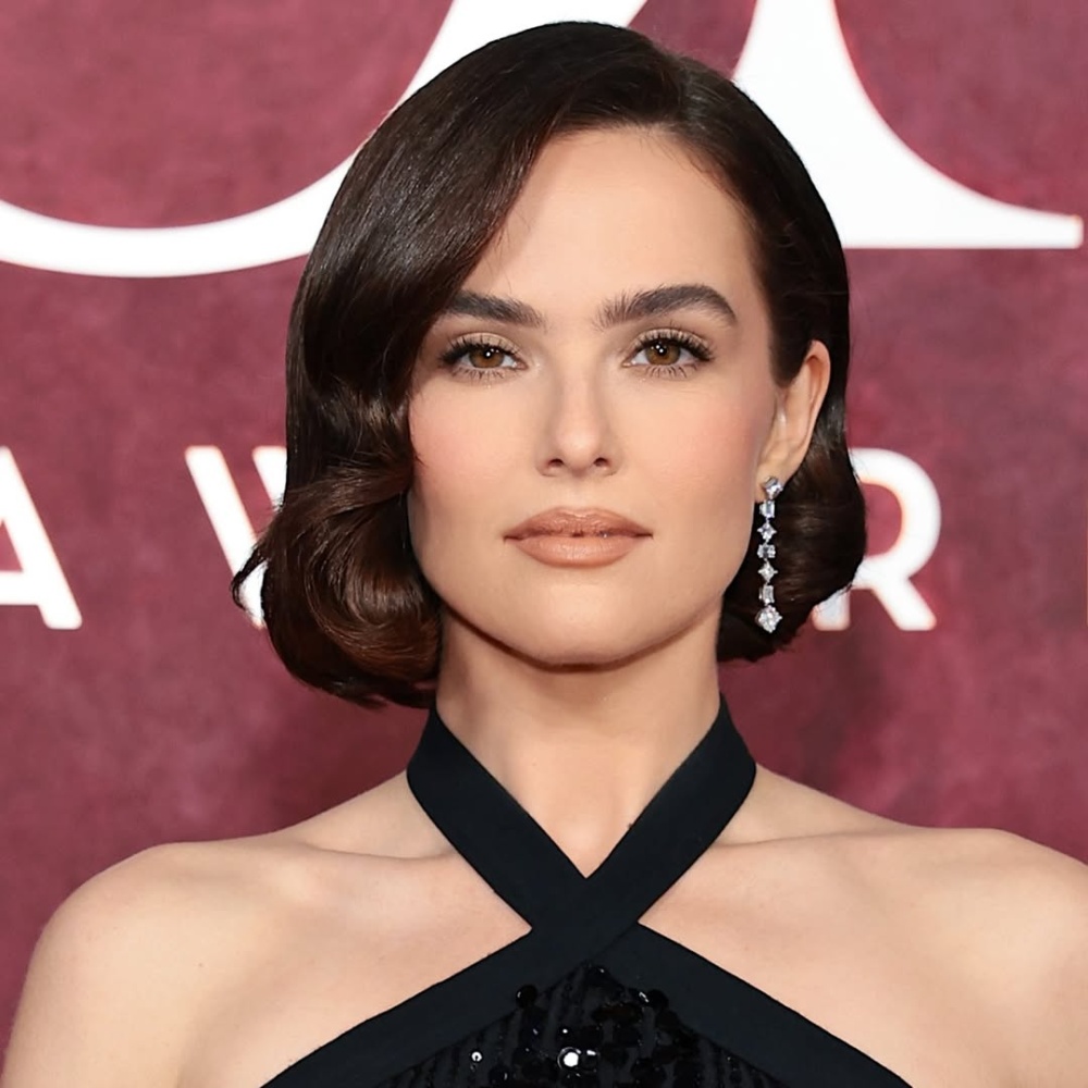 إطلالة Zoey Deutch بمكياج مشرق وناعم- الصورة من حساب خبير المكياج Hung Vanngo