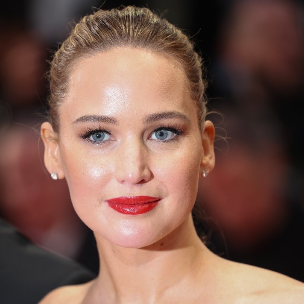 اطلالة Jennifer Lawrenceبالمكياج الأحمر