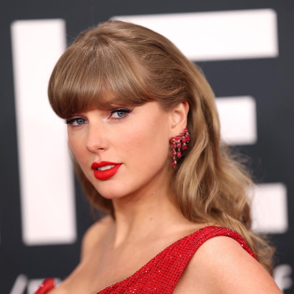 اطلالة Taylor Swift بتسريحات الشعر الويفي