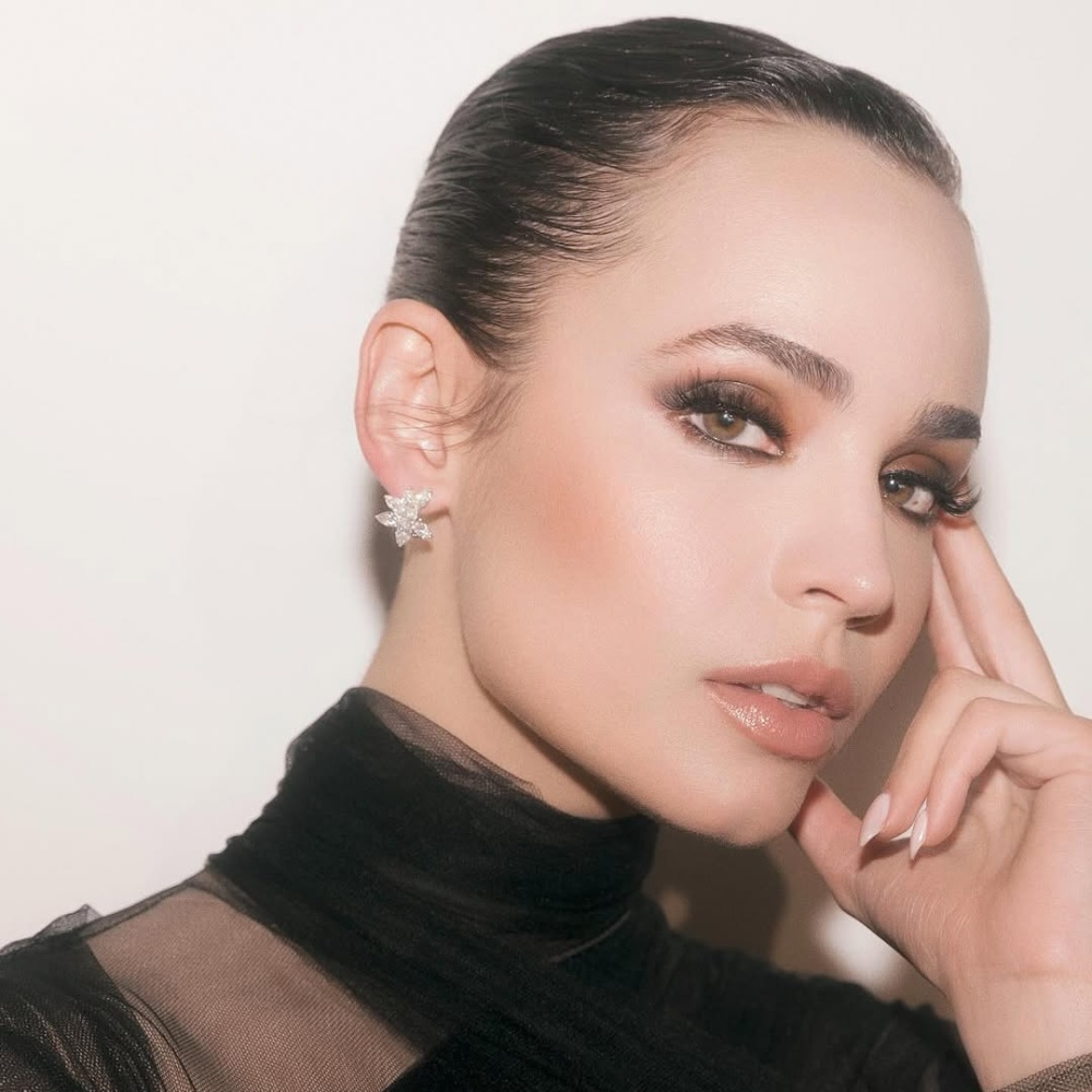 البرونزر القوي والداكن لإطلالات جمالية متوهجة من اطلالة Sofia Carson-الصورة من حساب Allan Avendaño على انستغرام