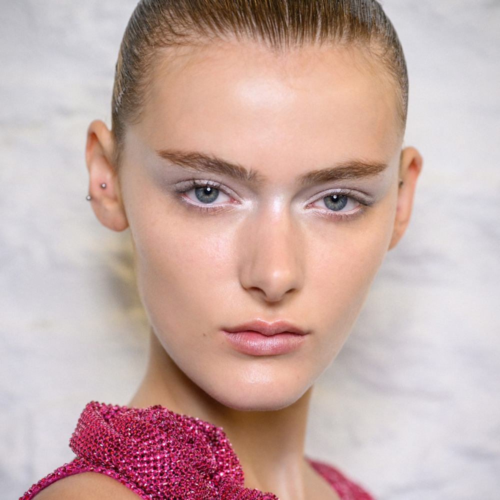 خطوات مكياج عيون بطريقة سهلة وبسيطة من دار Naeem Khan