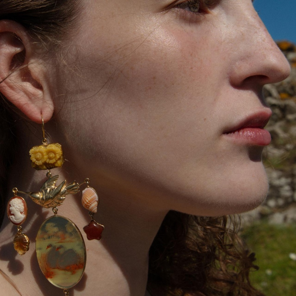 5 أفكار لارتداء الأقراط الطويلة هذا الصيف الصورة من Grainne Morton