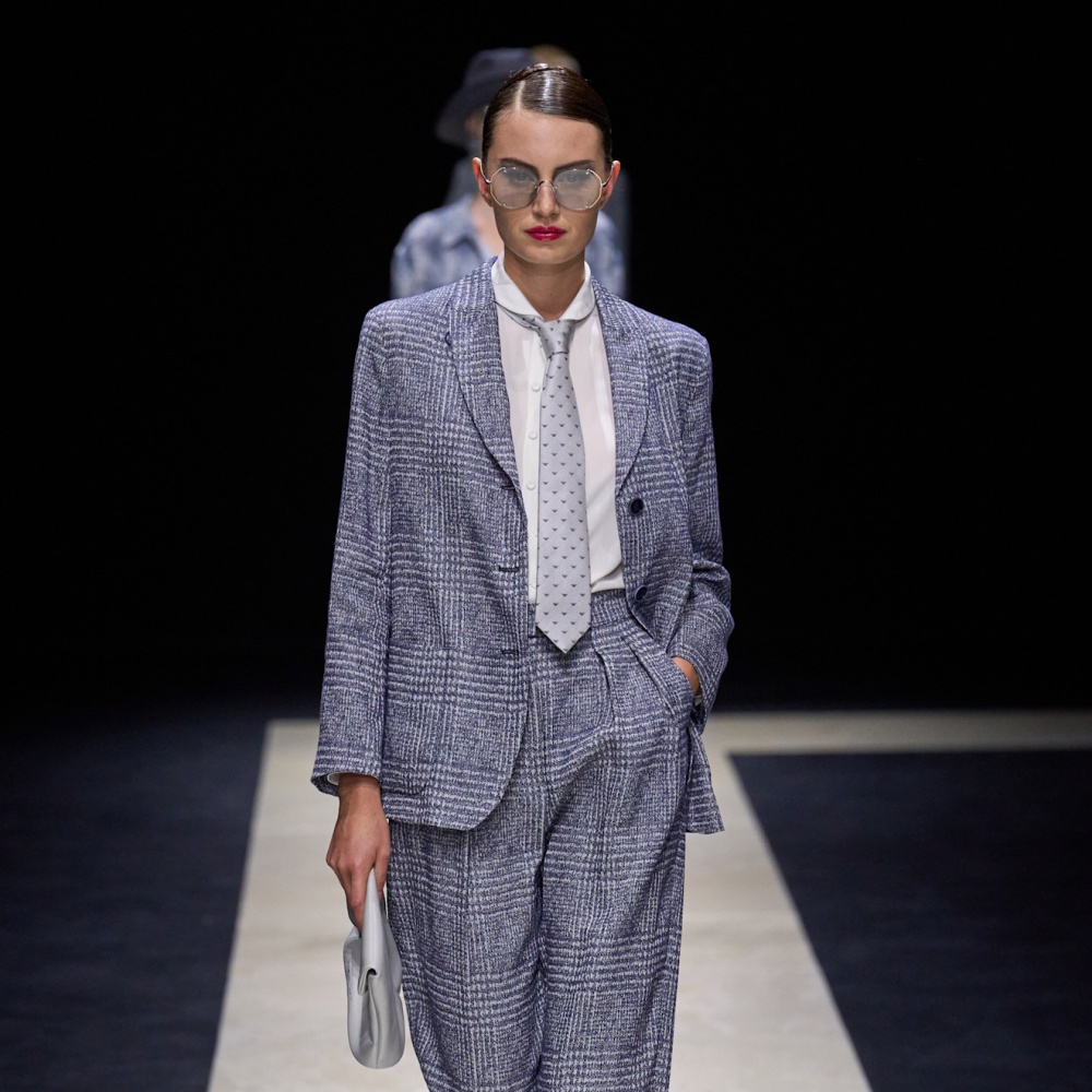 إطلالة من Emporio Armani