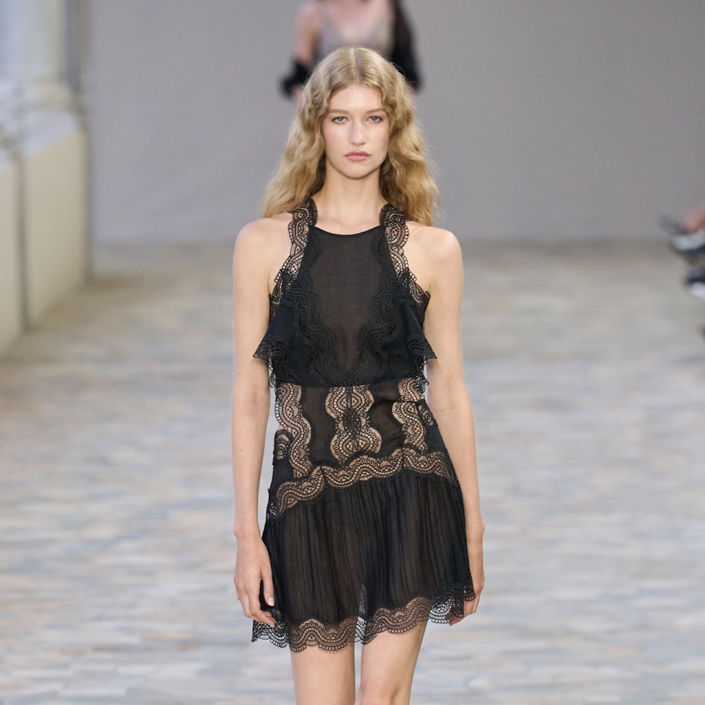 إطلالة من Alberta Ferretti