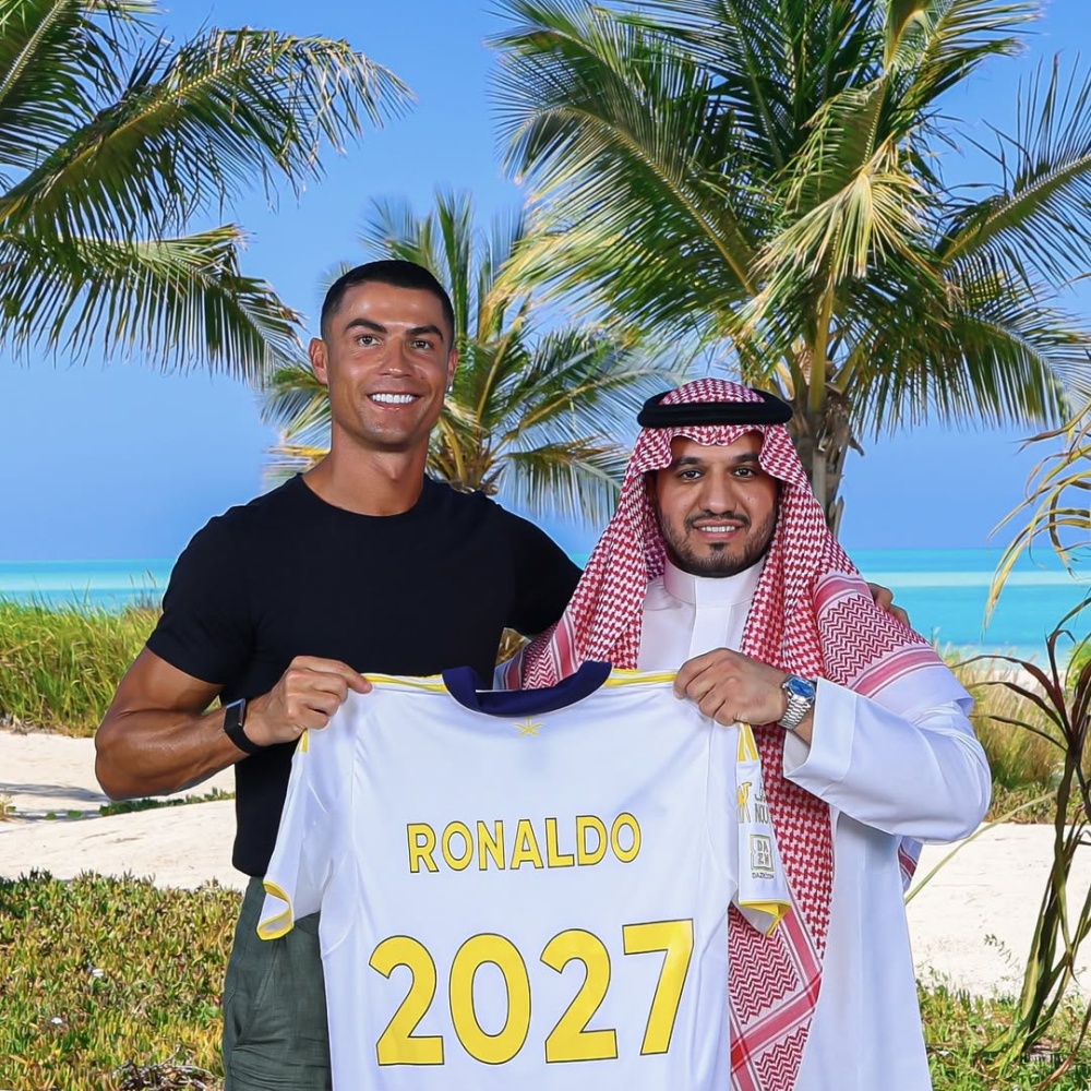 رونالدو يوقع لنادي النصر