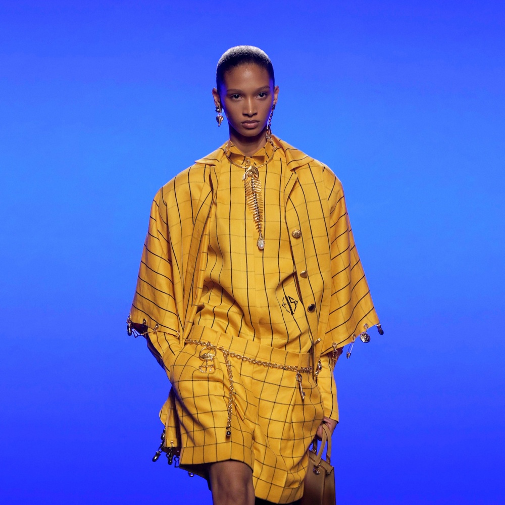 اللون الخردلي بإطلالة من Schiaparelli