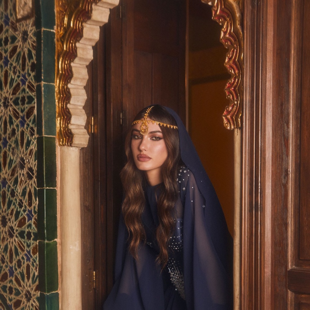 خاص لـ"هي": بين خيوط العنكبوت وزخارف العمارة الإسلامية، فرح المِسباح تنسج مجموعتها الجديدة