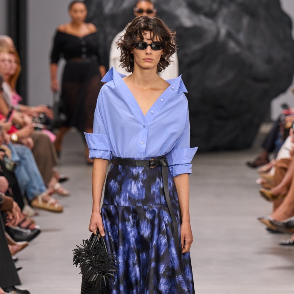 إطلالة تجمع بين القطن والساتان من Michael Kors