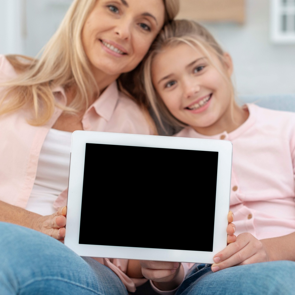 يتطلب تحقيق التوازن بين اثبات الذات وتلبية احتياجات الجيل الجديد، تعزيز وعي الأم بتأثيرات التطور التكنولوجي والسرعة التي تسيطر عليه.