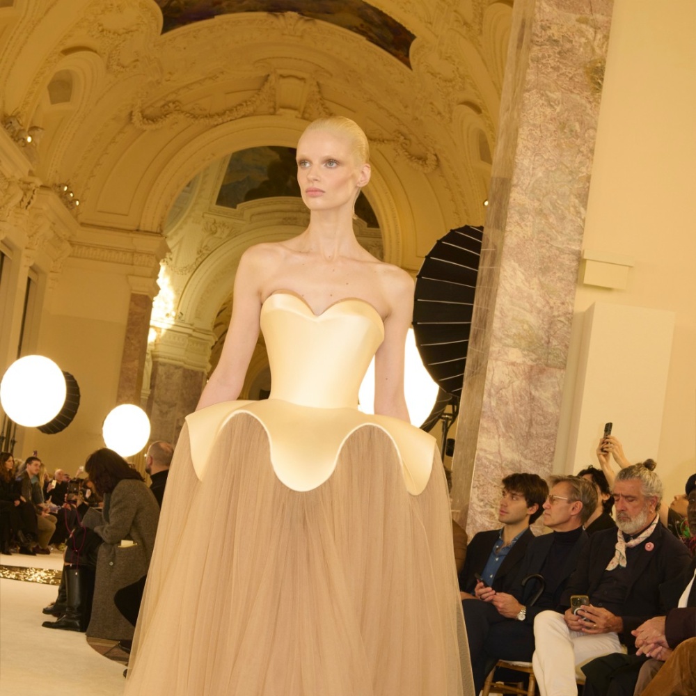 فستان بتصميم مختلف من Schiaparelli