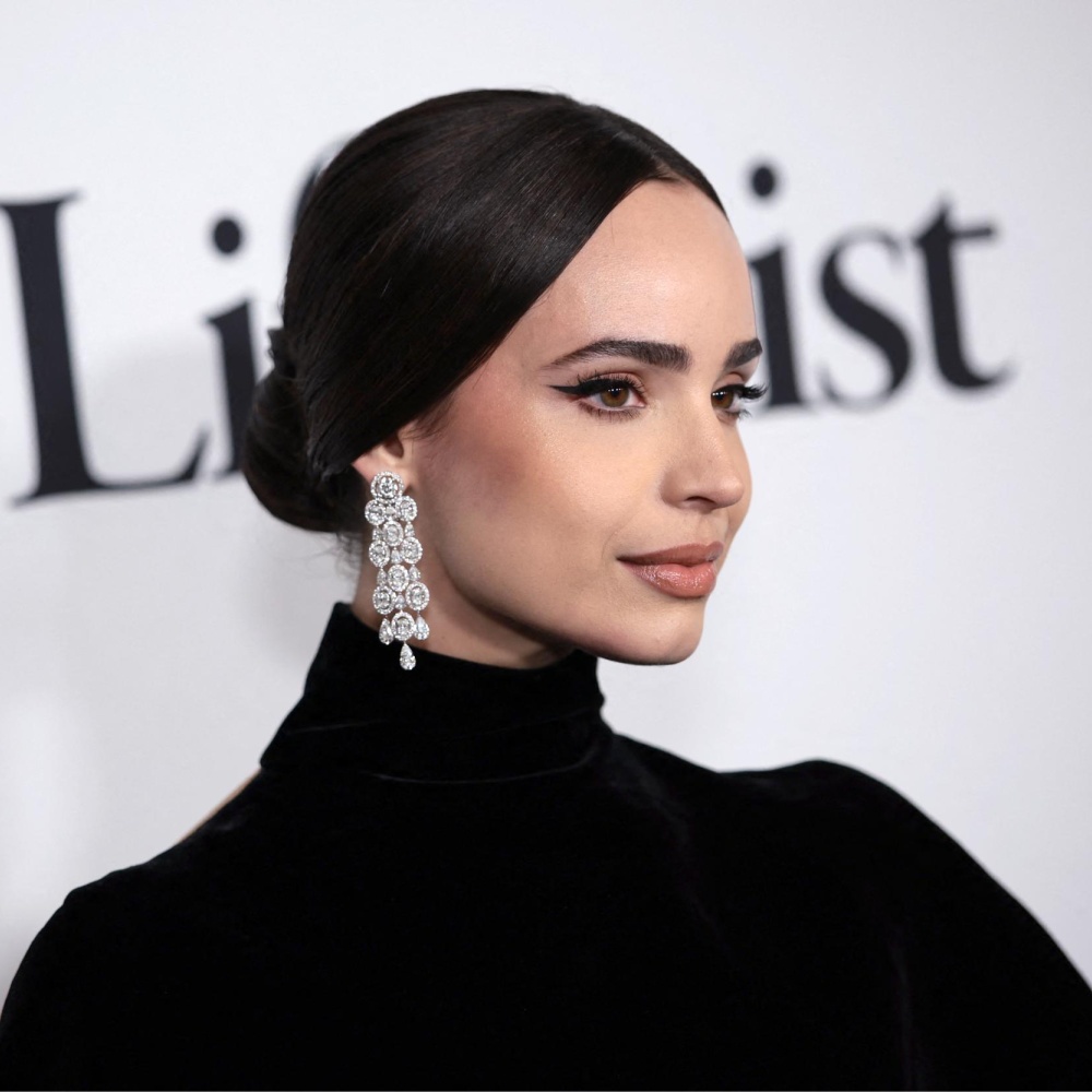 استخدام الايلاينر المقاوم للماء بأسلوب Sofia Carson (1)