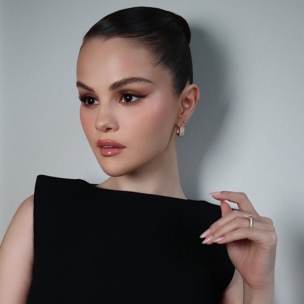 رسمات الحواجب العريضة والطبيعية بخطوط كثيفة من دار Selena Gomez