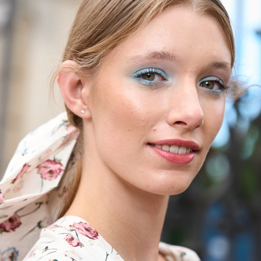 رسمات المكياج الازرق الفاتح والمتموج من دار Beccaria