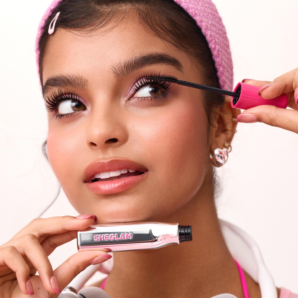 يلفت تصميم ماسكارا Lashlighter Up & Out الكهربائي الانتباه من النظرة الأولى – ورموشك كذلك بعد أول تمريرة.