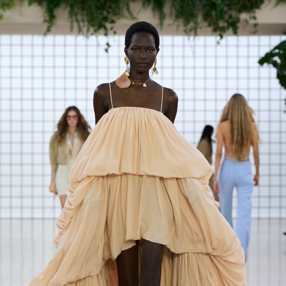 فستان واسع جداً وتصميم عصري من Chloe
