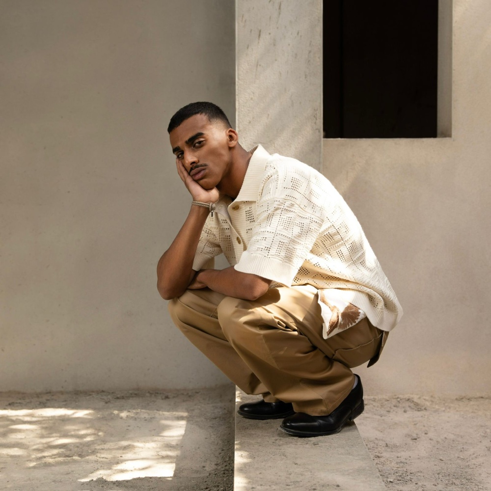 عارض الأزياء السعودي عبدالرحمن رياض: من منصّات العرض إلى كواليس الأناقة