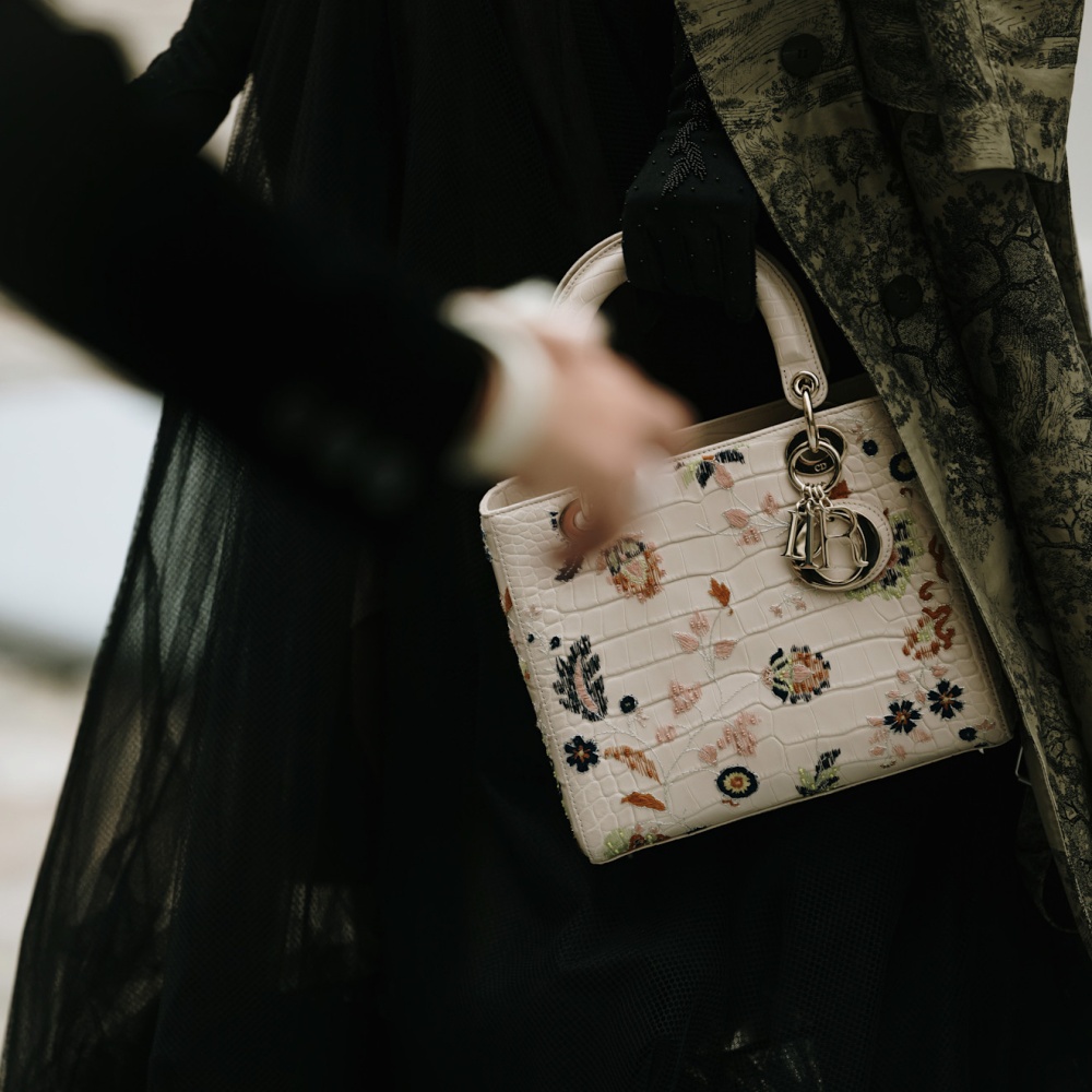 أكسسوارات بنقشة الورود في إطلالة من Street style