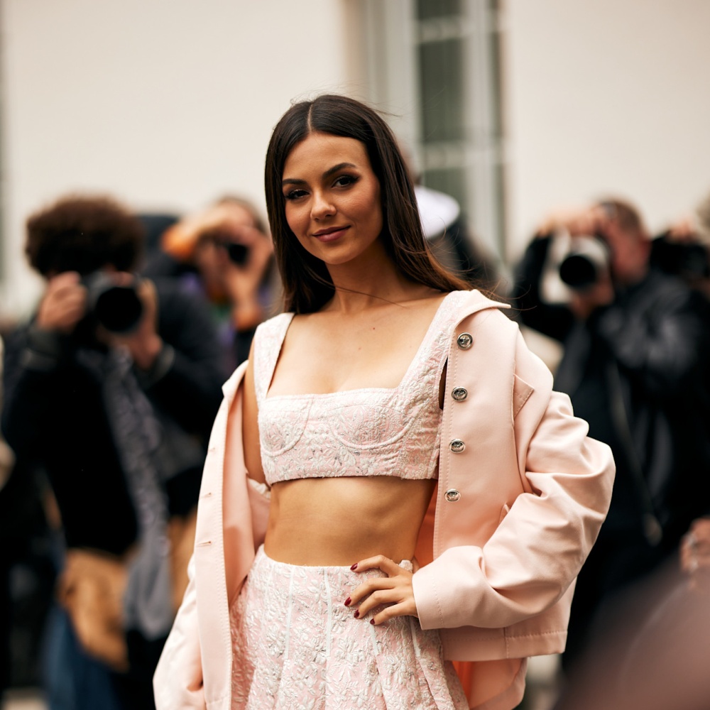 درجات اللّون الزهري في إطلالة من Street style