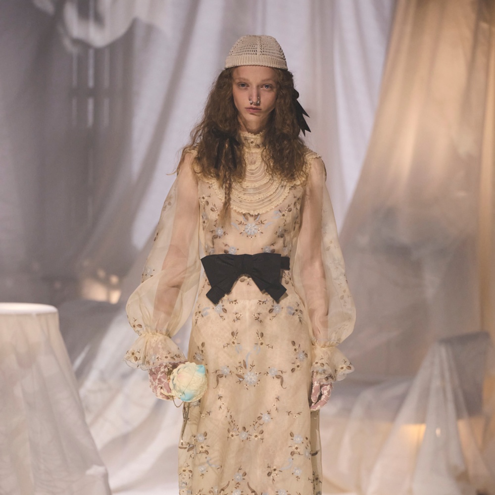 تنسيقات عصرية باللون البيج للبشرة الزيتونية من Valentino