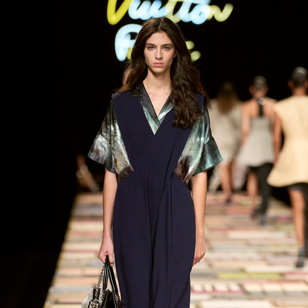 تنسيق اللّون الكحلي في إطلالة من Louis Vuitton