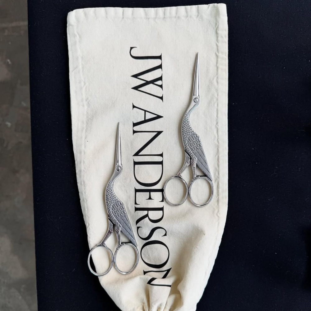 يطلق المصمم جوناثان أندرسون نهجاً جديدًا لعلامة JW Anderson