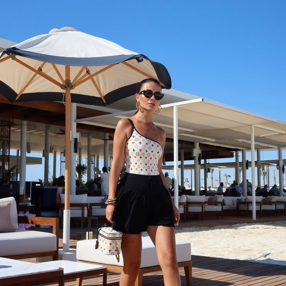 ديما الأسي بزي مطبوع بلوجو Louis Vuitton