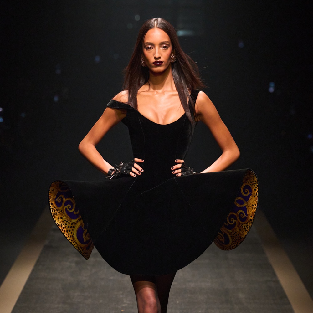 إطلالة تعبر عن الروك اند رول من Versace