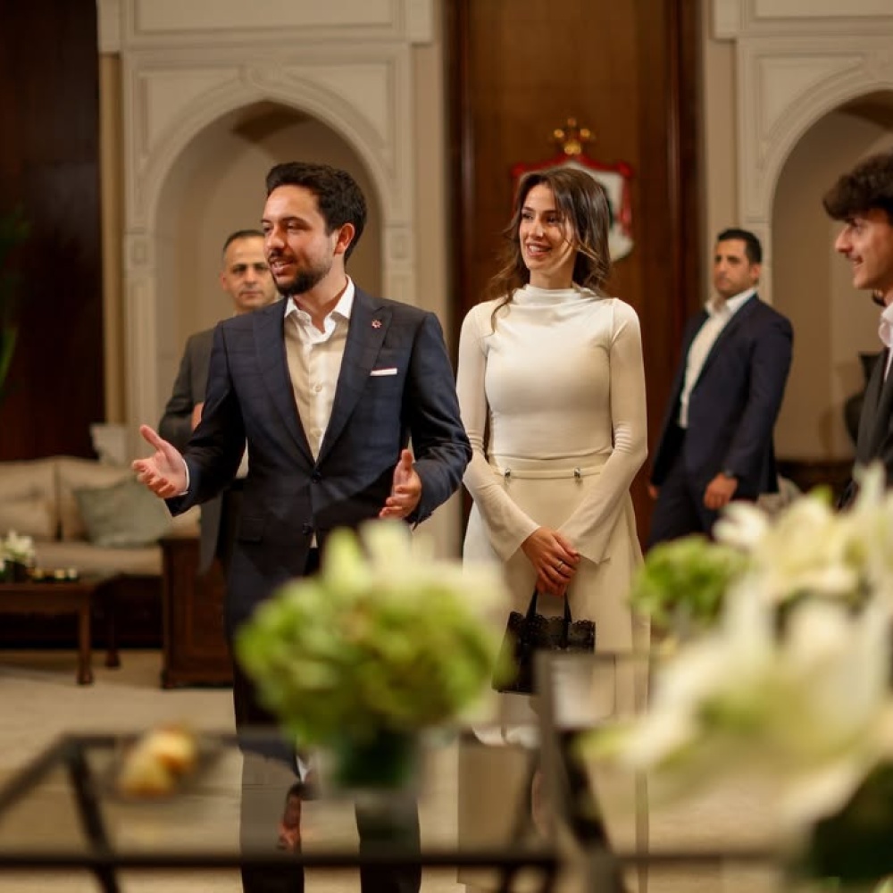 الأميرة رجوة بإطلالة هادئة باللون الأبيض