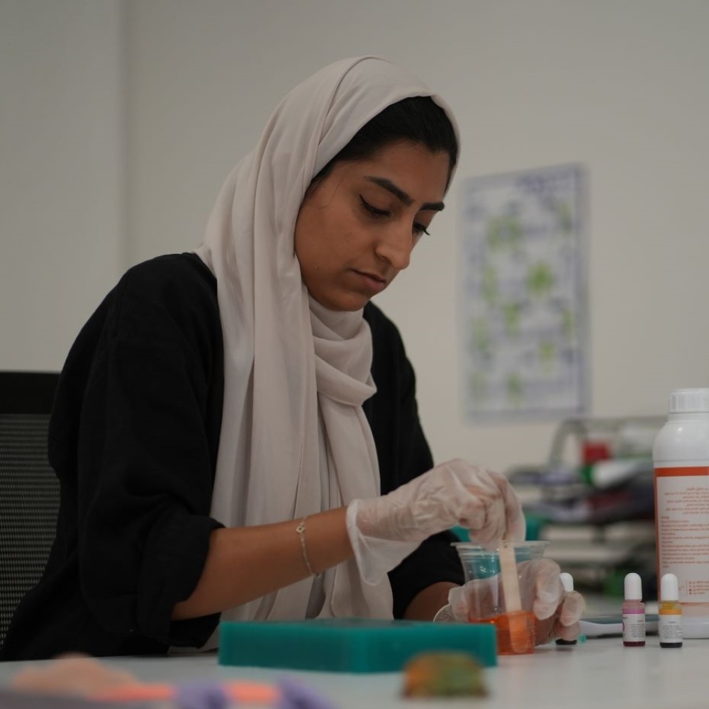  أسيل العمودي ضمن خمسة مصممين عالميين في إقامة العلا الفنية