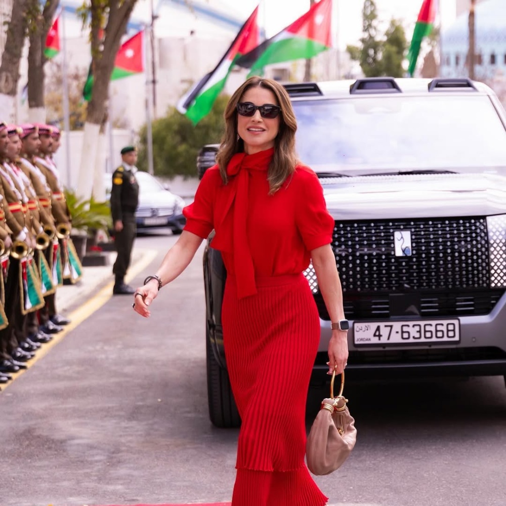 الملكة رانيا بإطلالة مونوكروم باللون الأحمر الناري