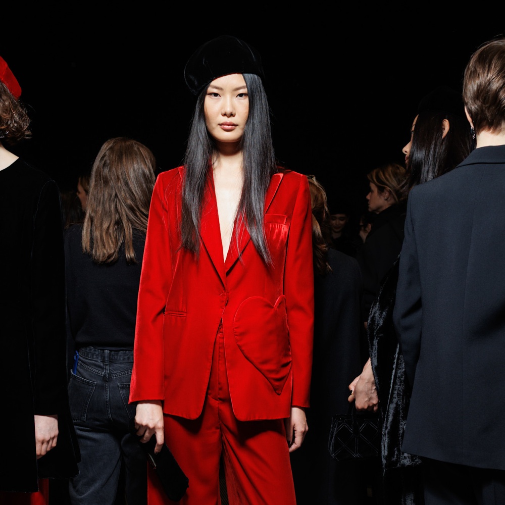 بدلة حمراء غير تقليدية من Emporio Armani