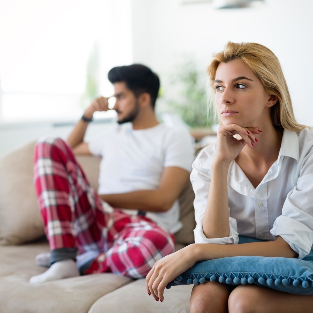 تمر المرأة خلال الانفصال العاطفي بمراحل الشك والألم