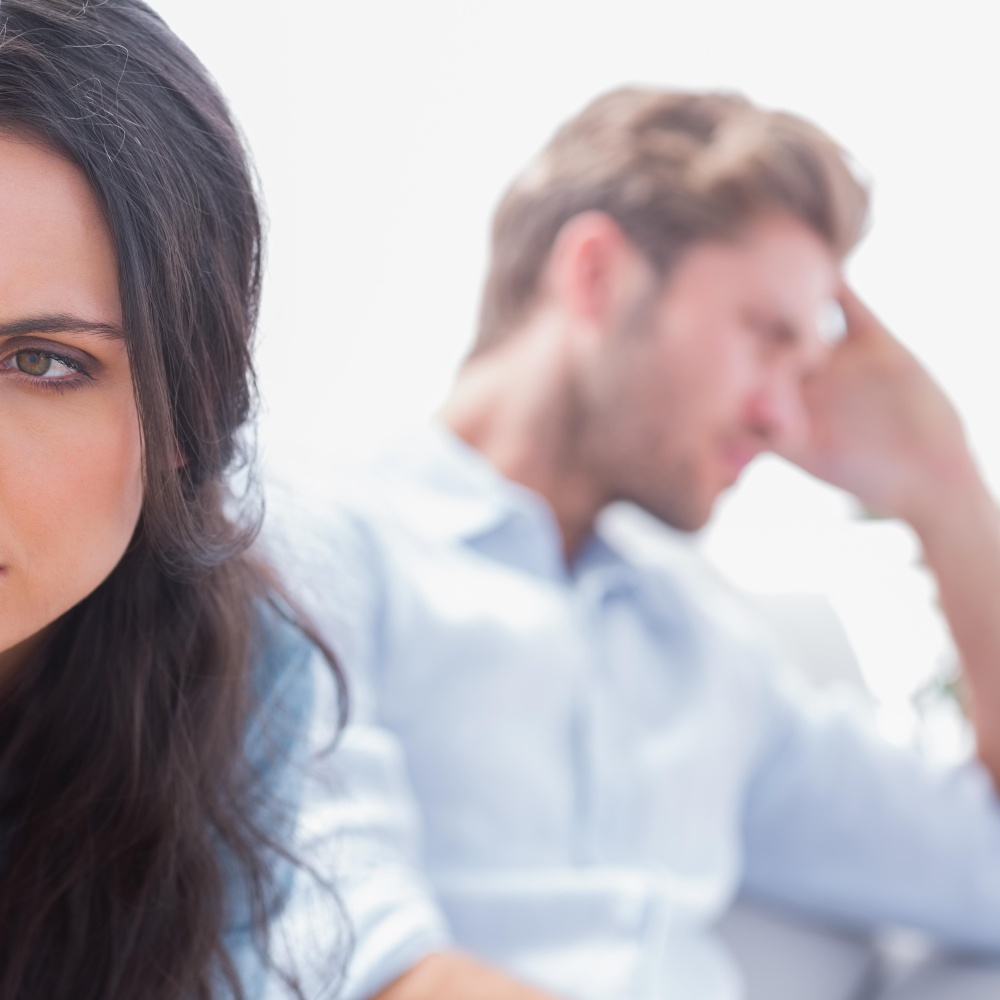 علامات الغيرة عند الرجل العصبي إما أن تعكس حبًا واهتمامًا أو سيطرة