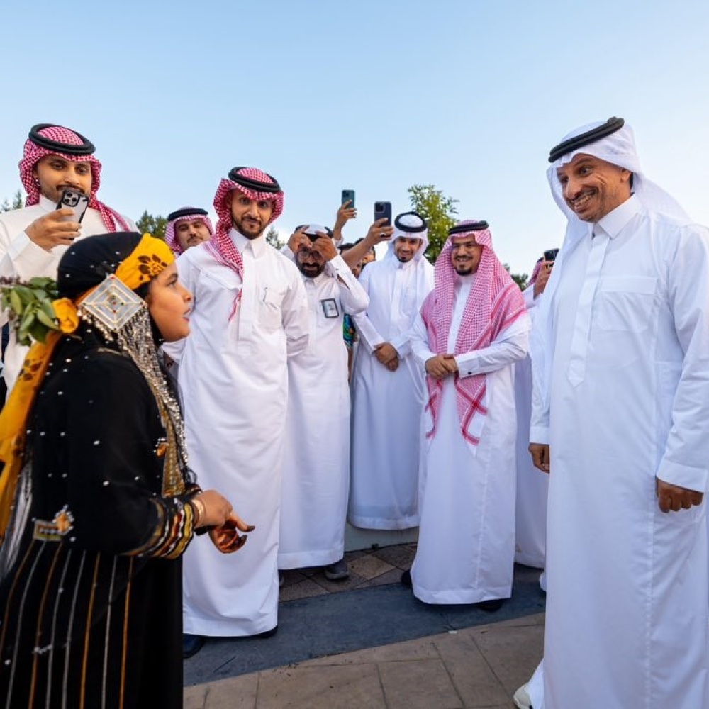 وزير السياحة يمنح الطفلة ندى رخصة أصغر مرشدة سياحية سعودية - الصورة من حساب وزير السياحة