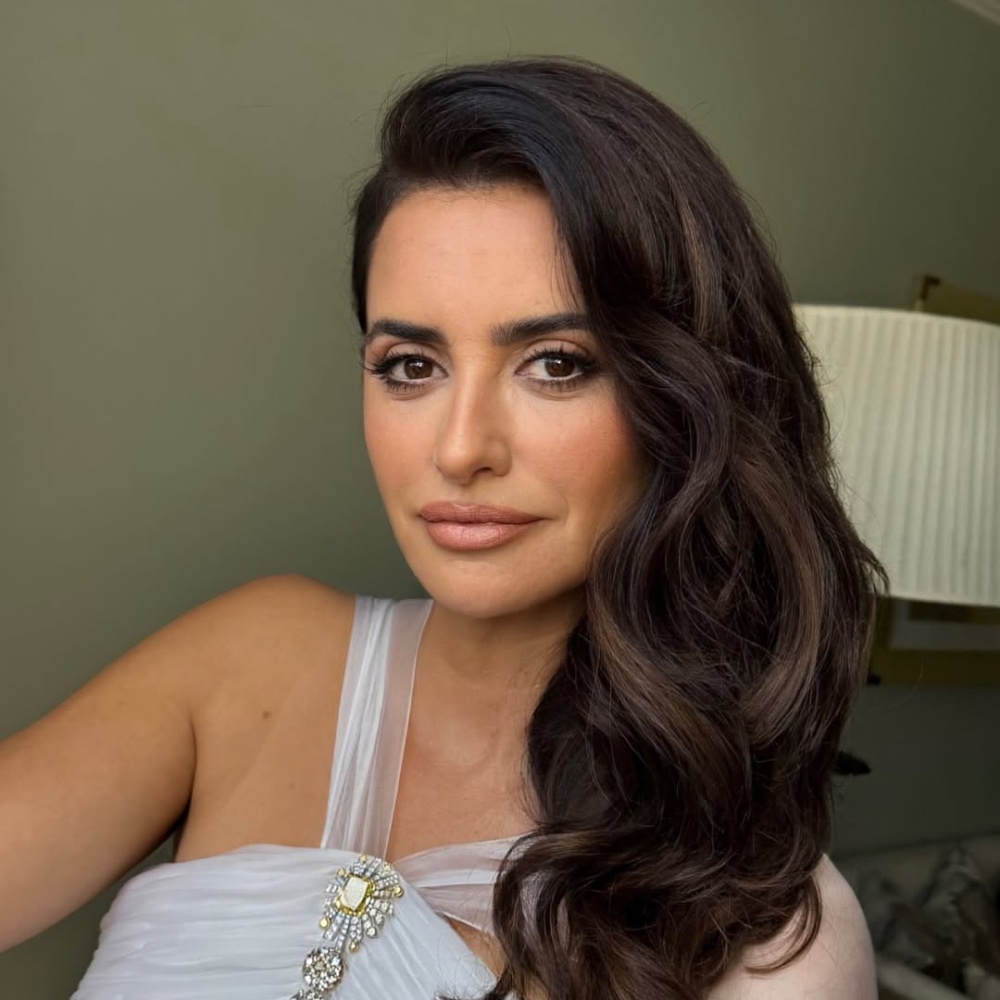 إطلالة Penelope Cruz بأحمر الشفاه الساتان- الصورة من حساب خبير المكياج Ash K Holm على انستغرام