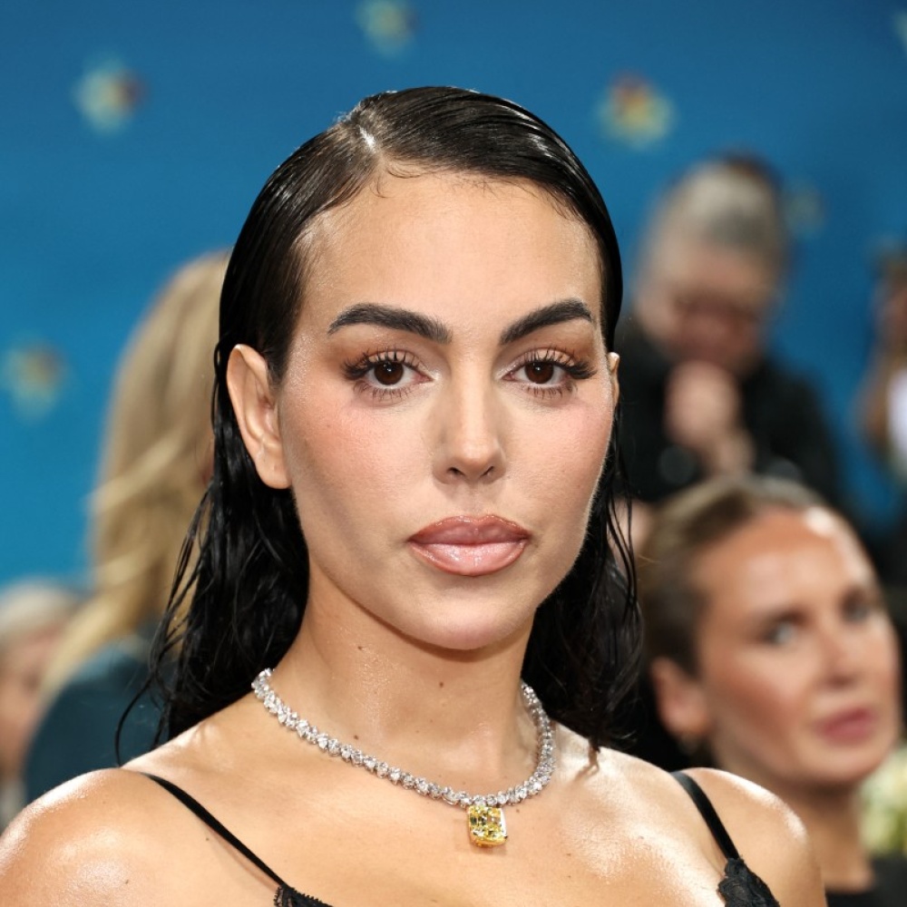 اطلالة Georgina Rodríguez بتسريحة الشعر المبلل والطويل