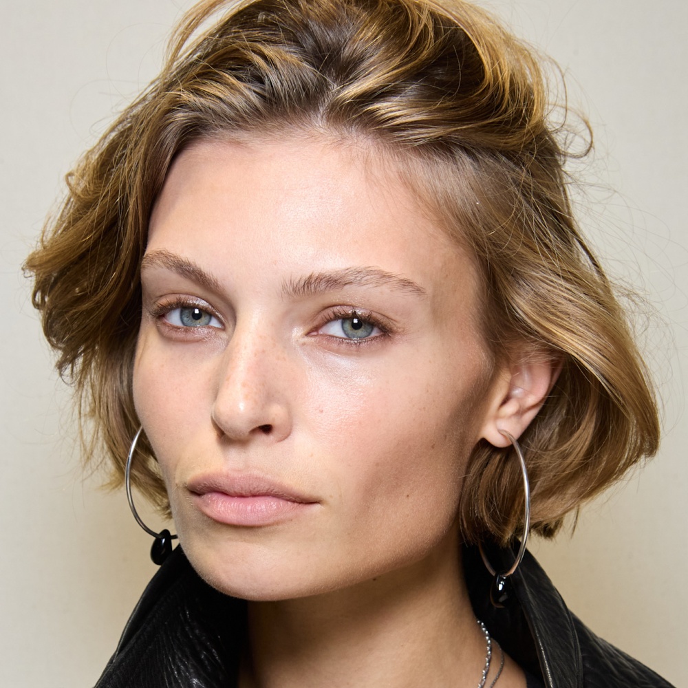 تسريحات شعر بوب كاريه مبعثرة ومتساوية من دار Isabel Marant