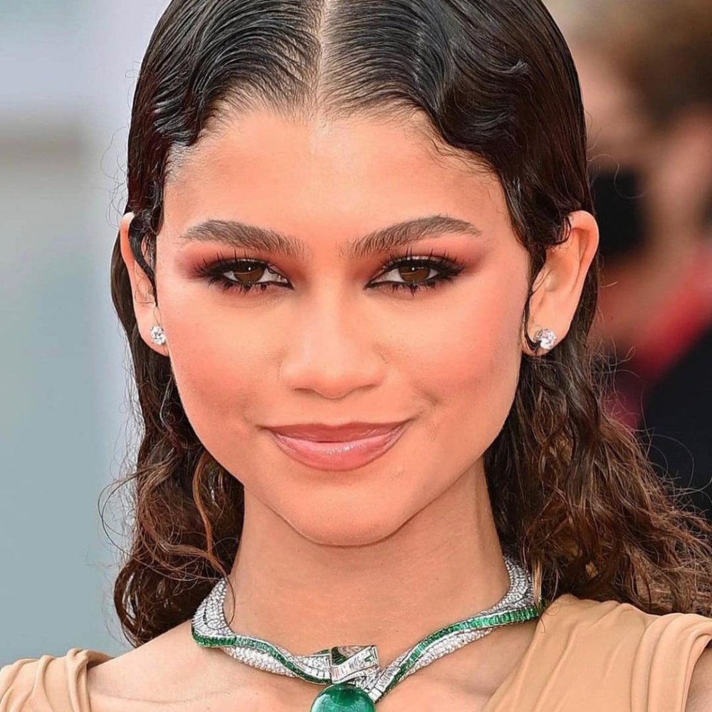 تسريحات شعر مبللة مع المكياج البني من وحي اطلالة Zendaya في مهرجان فينيسيا 2021