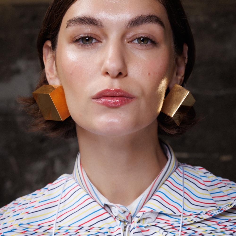 تمرير البرايمر الكريمي بطبقة واحدة على الحواجب من دار Missoni