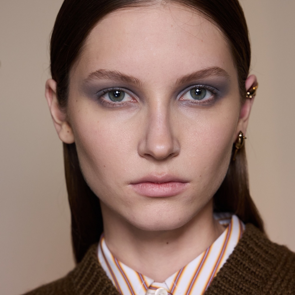 رسمات المكياج الملون مع الظلال الكحلية من دار Tory Burch